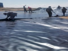 蓄水池防滲膜的鋪設(shè)施工順利進(jìn)