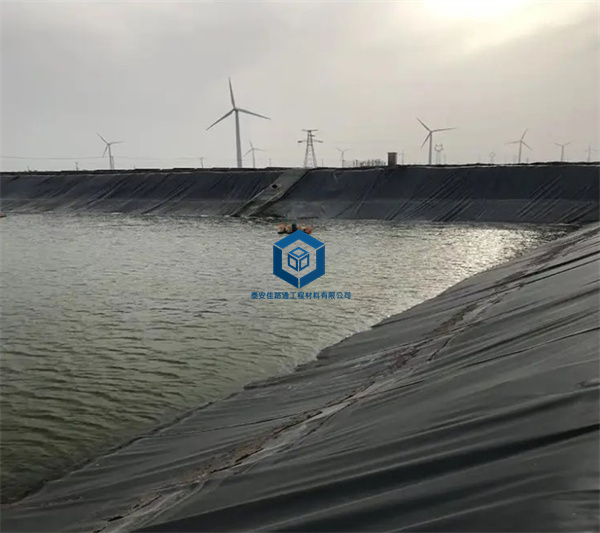 冬季鋪設(shè)魚塘防滲膜需要注意施工細節(jié)
