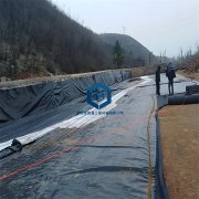 養(yǎng)殖防滲土工膜在鋪設(shè)墊層碎石