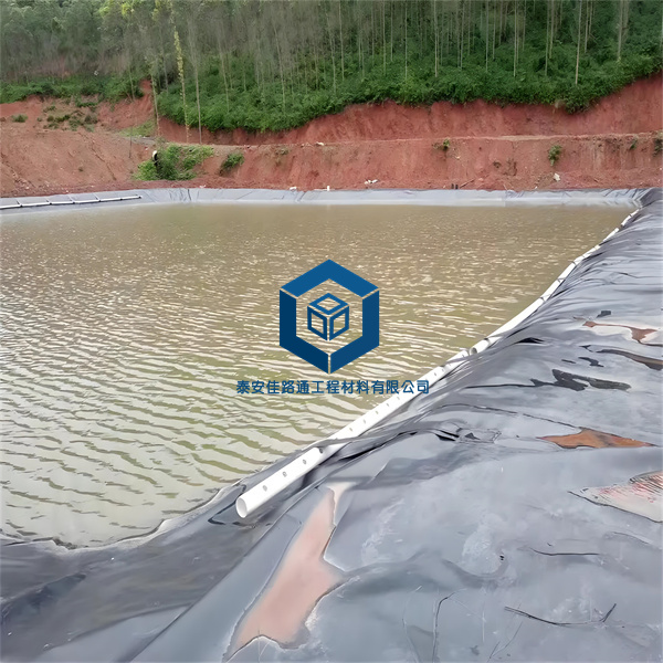 魚(yú)塘防滲膜底部鋪設(shè)石塊的注意事項(xiàng) 魚(yú)塘防滲膜底部鋪設(shè)石塊的注意事項(xiàng)